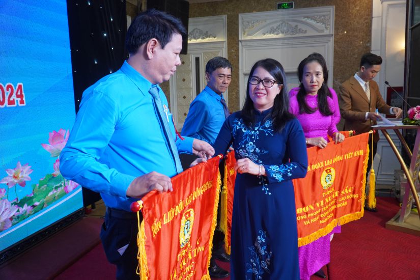 Dong Nai Provincial Federation of Labor commends outstanding collectives and individuals in emulation movements organized by the union. Photo: Ha Anh Chien
