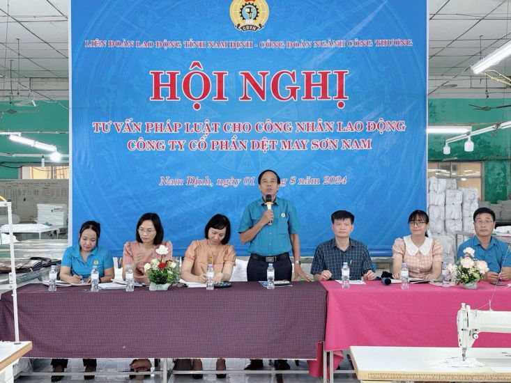 Organize Mobile Legal Consulting for union members and employees at the workplace. Photo: Nam Dinh Trade Union