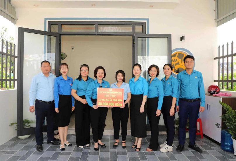 Authorized by the TKV Trade Union, the TKV Environment Company - Trade Union presented support of 80 million VND from the "Union Shelter" Fund to Ms. Dang Thi Yen. Photo: TKV Trade Union