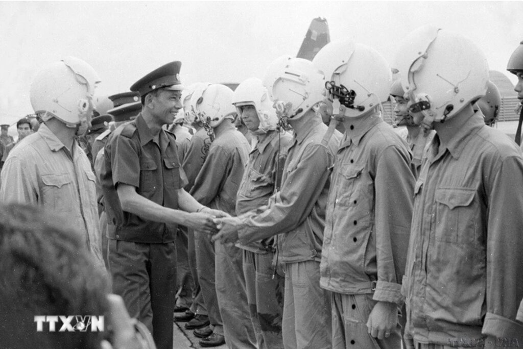 Deputy Prime Minister and Minister of National Defense of Laos Khamtay Siphandone visited the Military Region 7 Command and visited Bien Hoa Airport (in 1977). Photo: VNA