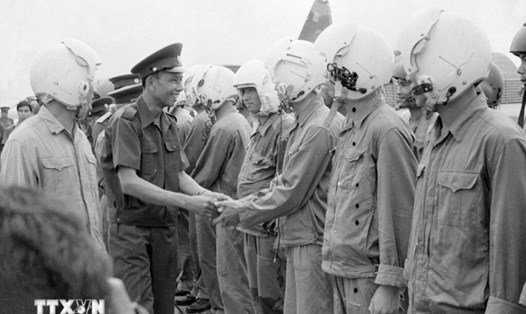 Phó Thủ tướng, Bộ trưởng Bộ Quốc phòng Lào Khamtay Siphandone thăm Bộ tư lệnh Quân khu 7 và thăm Sân bay Biên Hòa (năm 1977). Ảnh: TTXVN