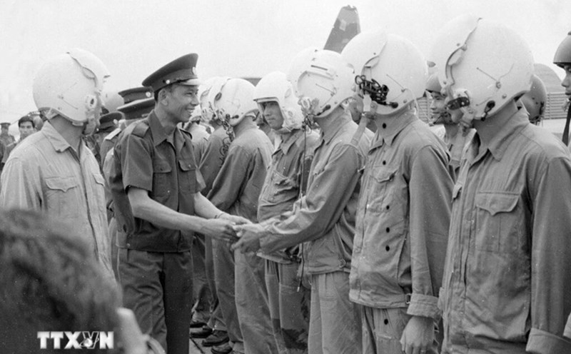 Deputy Prime Minister and Minister of National Defense of Laos Khamtay Siphandone visited the Military Region 7 Command and visited Bien Hoa Airport (in 1977). Photo: VNA