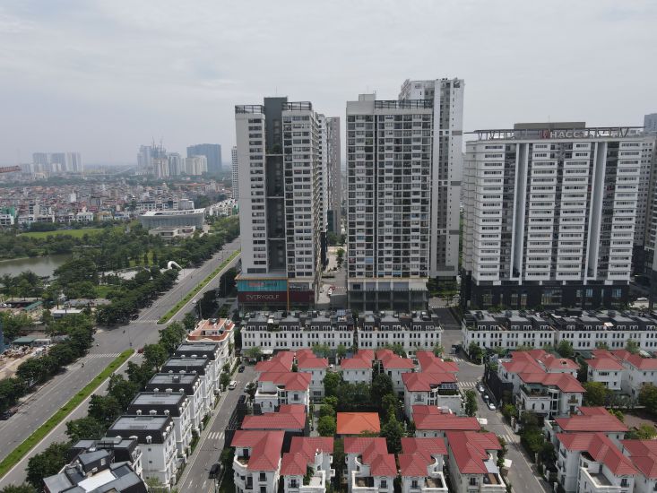 Apartment prices are constantly climbing, making the dream of settling down increasingly out of reach, even for those with a few billion VND in hand. Illustrative photo: Phan Anh