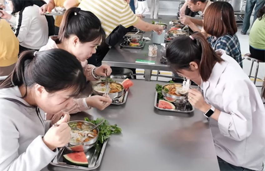 Workers at Pro Sports Hong Thuan Factory at the company's improved meal. Photo: Minh Huong