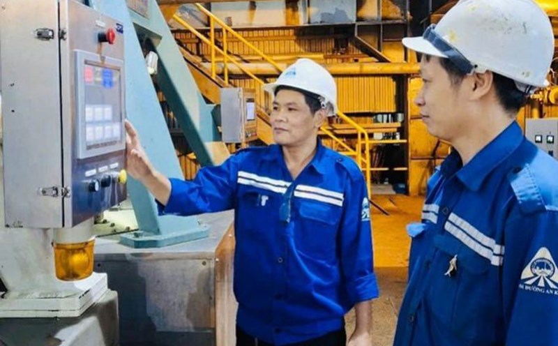 Mr. Tuan (left) and his colleagues research and create new technical initiatives. Photo: Thanh Tuan