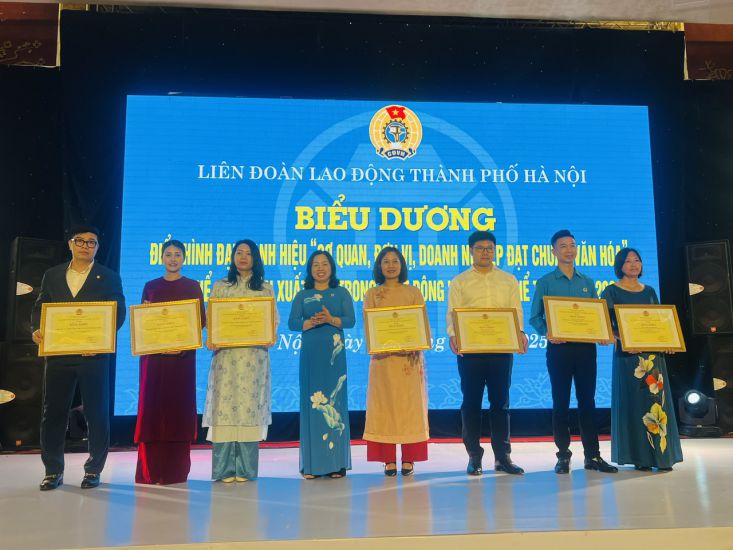 Permanent Vice President of the Vietnam General Confederation of Labor Thai Thu Xuong presented Certificates of Merit to collectives and individuals of the Hanoi Trade Union with achievements in the "Culture - Sports" movement in 2024. Photo: Kieu Vu
