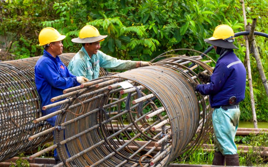 Workers constructing the Chau Doc - Can Tho - Soc Trang Expressway. Photo: Phuong Anh