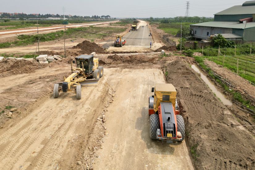 Ring Road 4 construction site through Duc Thuong commune (Hoai Duc, Hanoi). Photo: Huu Chanh