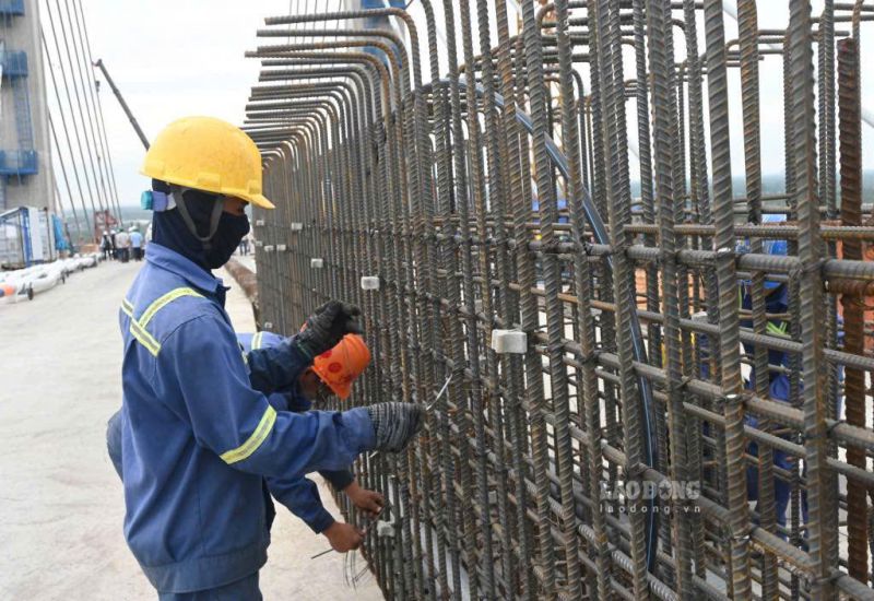 Workers constructing package XL02 of the Rach Mieu 2 bridge project. Photo: Thanh Nhan