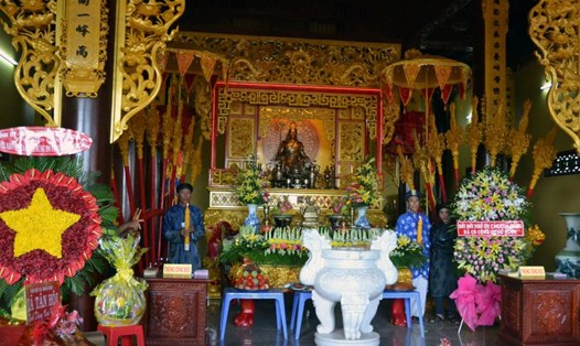 Bên trong Đền Hùng Tân Hiệp. Ảnh: Lục Tùng