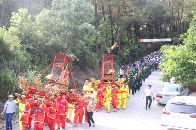 The procession of the Venerable Thuy To and the National Venerable Hung Vuong on the occasion of the death anniversary of Hung Vuong in Hong Linh town, Ha Tinh province. Photo: Kieu Khanh