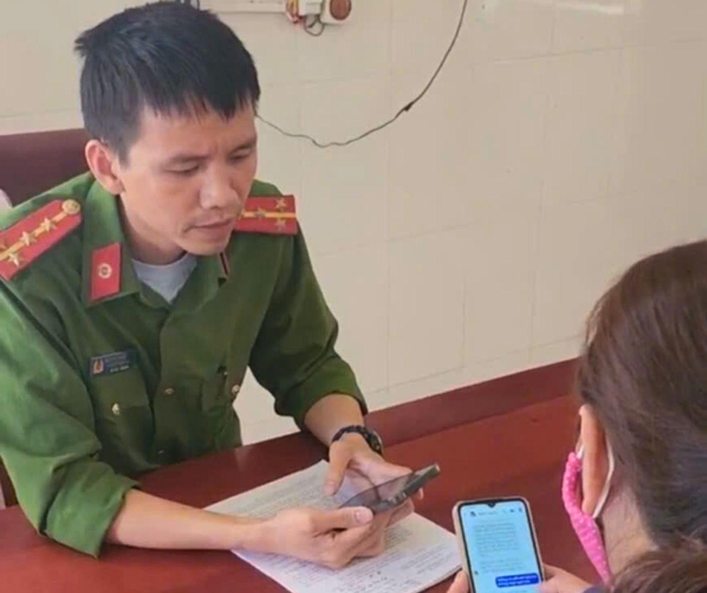 La Sra. L informo a la Policia Municipal de An Dung sobre el hecho de que un extraño estaba flirteando con ella, con indicios de fraude. Imagen: Policia de Ha Tinh