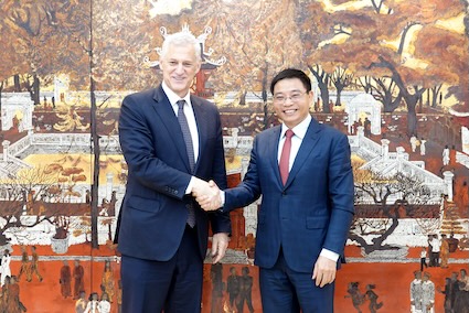 Minister Nguyen Van Thang welcomed Mr. Bill Winter - General Director of Standard Chartered Group - to visit and work with the Ministry of Finance of Vietnam. Photo: Ministry of Finance