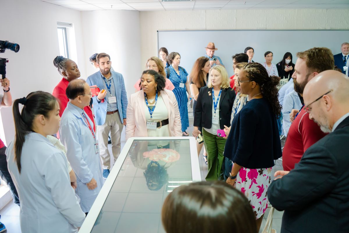 The delegation visited the Anatomy class - a class studying Physical Surgery with a 3D tich away surgical table. Photo: Lan Phuong