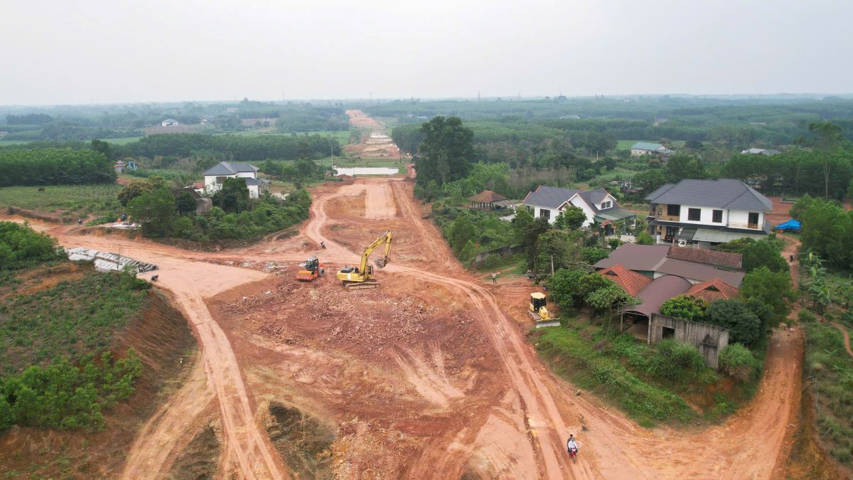 The Hung Vuong Road project connecting the East-West economic corridor and the Southeast Quang Tri Economic Zone borrowed ADB capital and is currently under construction. Photo: H. Tho