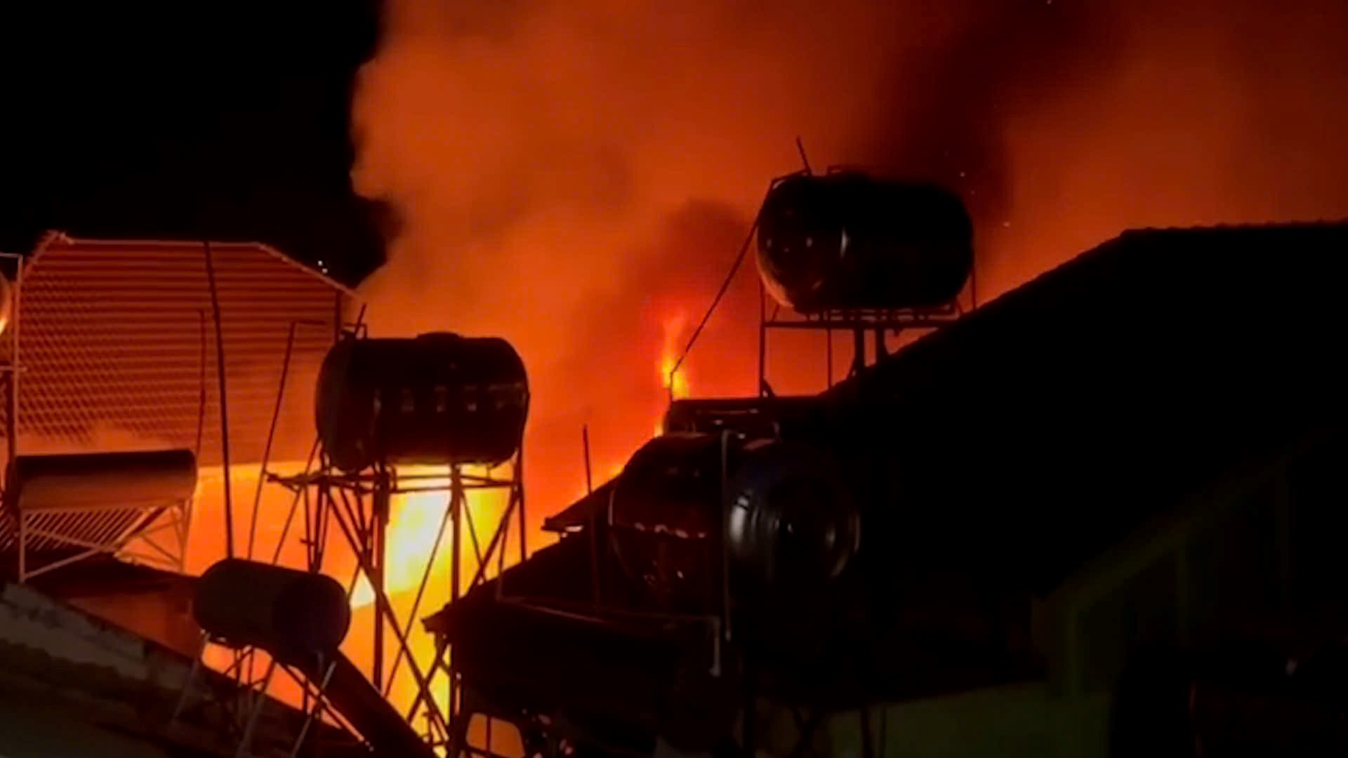 La escena del incendio en la ciudad de Dalat. Imagen de la lampara roja