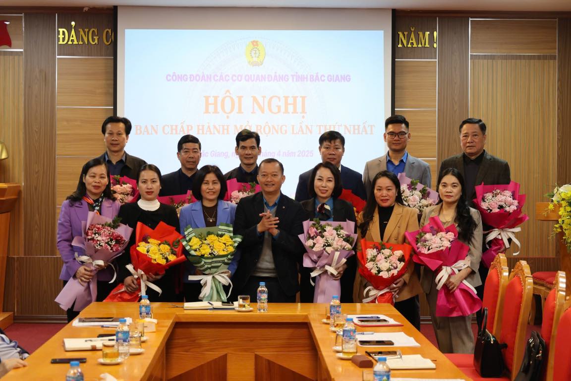 Comrade Nguyen Hong Diep - Member of the Executive Committee, Deputy Head of the Organization and Inspection Committee of the Provincial Labor Federation presented flowers to congratulate the Executive Committee of the Provincial Party Agencies Trade Union. Photo: Interviewee