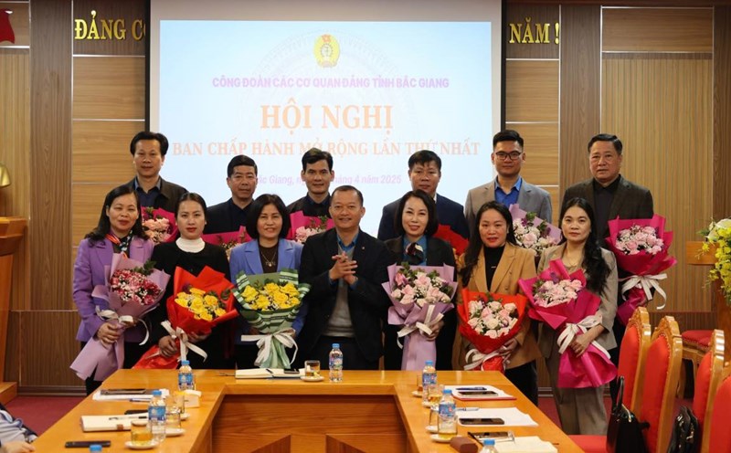 Comrade Nguyen Hong Diep - Member of the Executive Committee, Deputy Head of the Organization and Inspection Committee of the Provincial Labor Federation presented flowers to congratulate the Executive Committee of the Provincial Party Agencies Trade Union. Photo: Interviewee