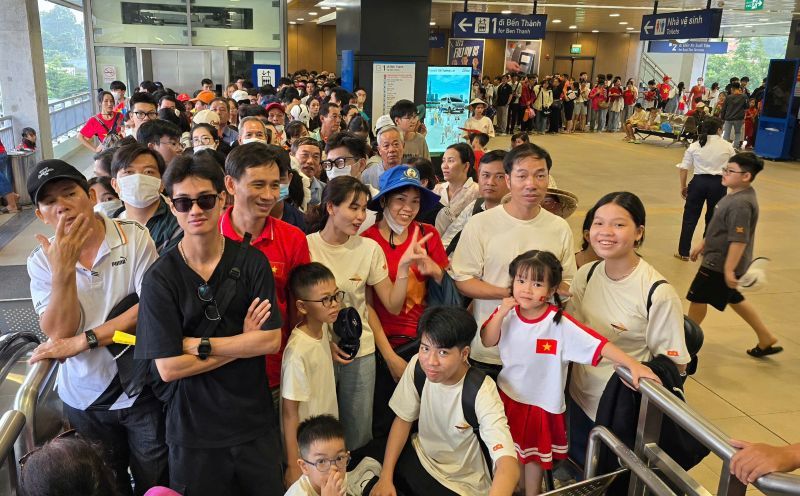 People line up at the National University Station waiting to take the train to watch the 50th anniversary of the Liberation of the South and National Reunification (April 30, 1975 - April 30, 2025). Photo: Nam Duong