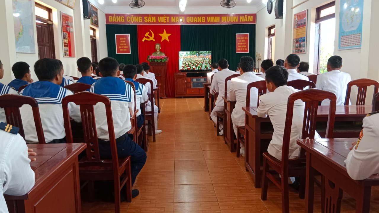 Hinh anh can bo, chien si o Truong Sa theo doi truc tiep dieu binh, dieu hanh ky niem 50 nam thong nhat dat nuoc. Anh: Huu Long