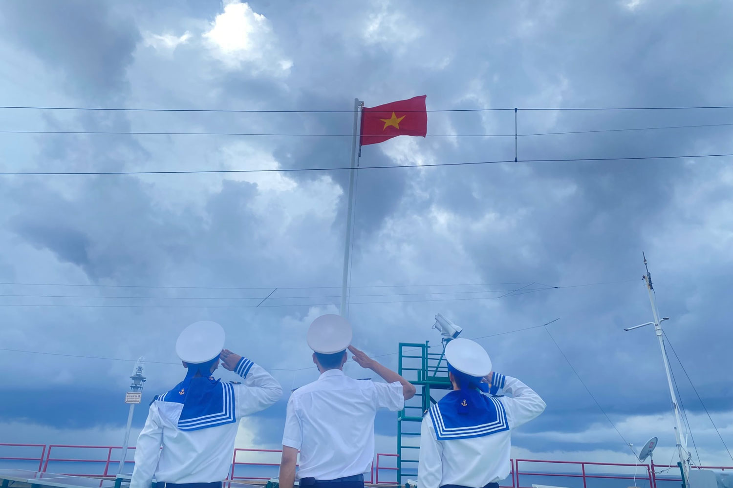 Officers and soldiers in Truong Sa raise the flag on the occasion of April 30. Photo: Huu Long