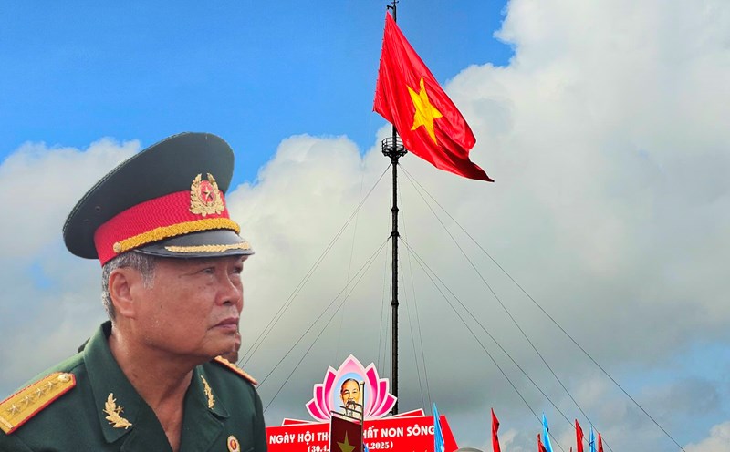 The National Assembly's Union Flag-raising ceremony in Quang Tri province attracted many people to participate.