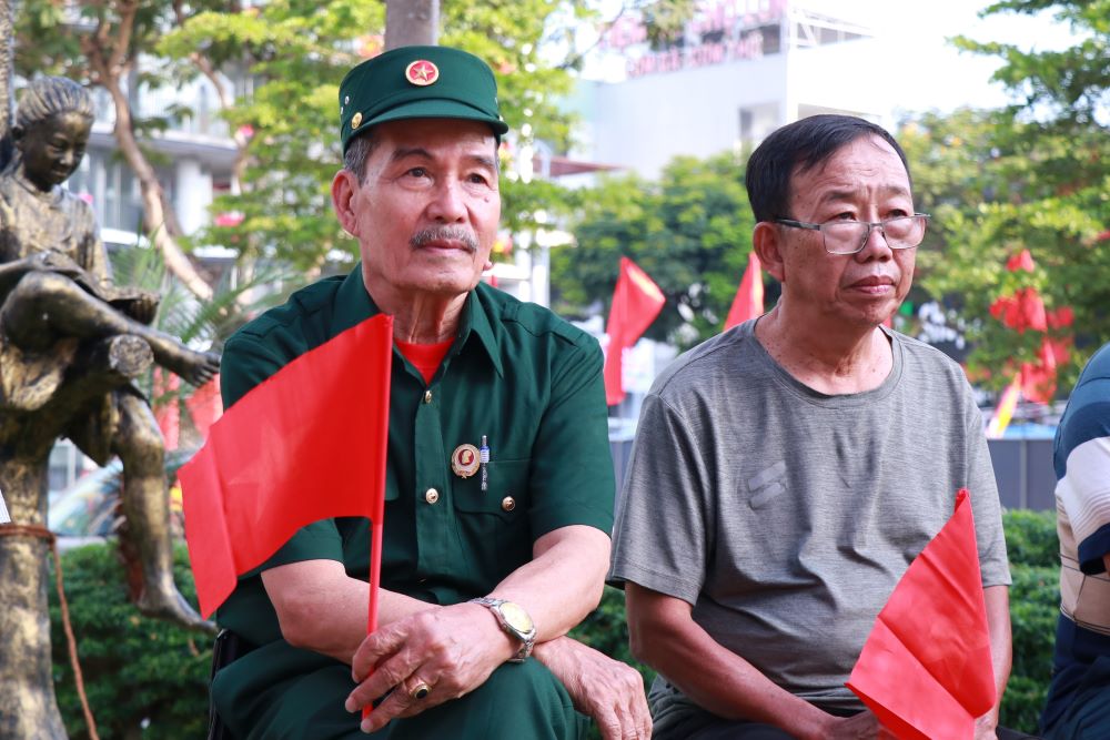 Los habitantes de Danang se reunieron en sus casas y parques para ver el desfile de los soldados, que celebraba el 50 aniversario de la liberacion del sur y la unificacion del pais. Imagen de la pagina web de la Universidad de Hong Kong