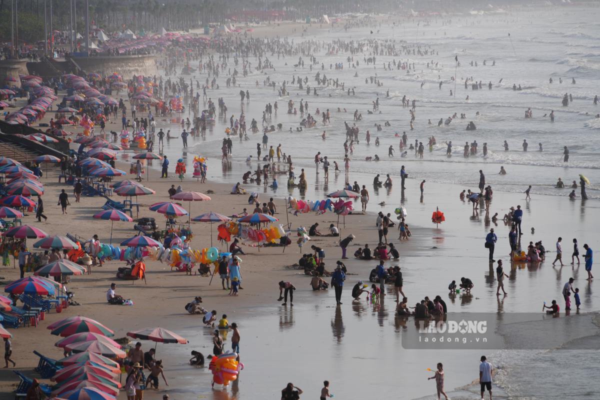 Quite a few tourists swimming in Vung Tau on the morning of April 30. Photo: Thanh An