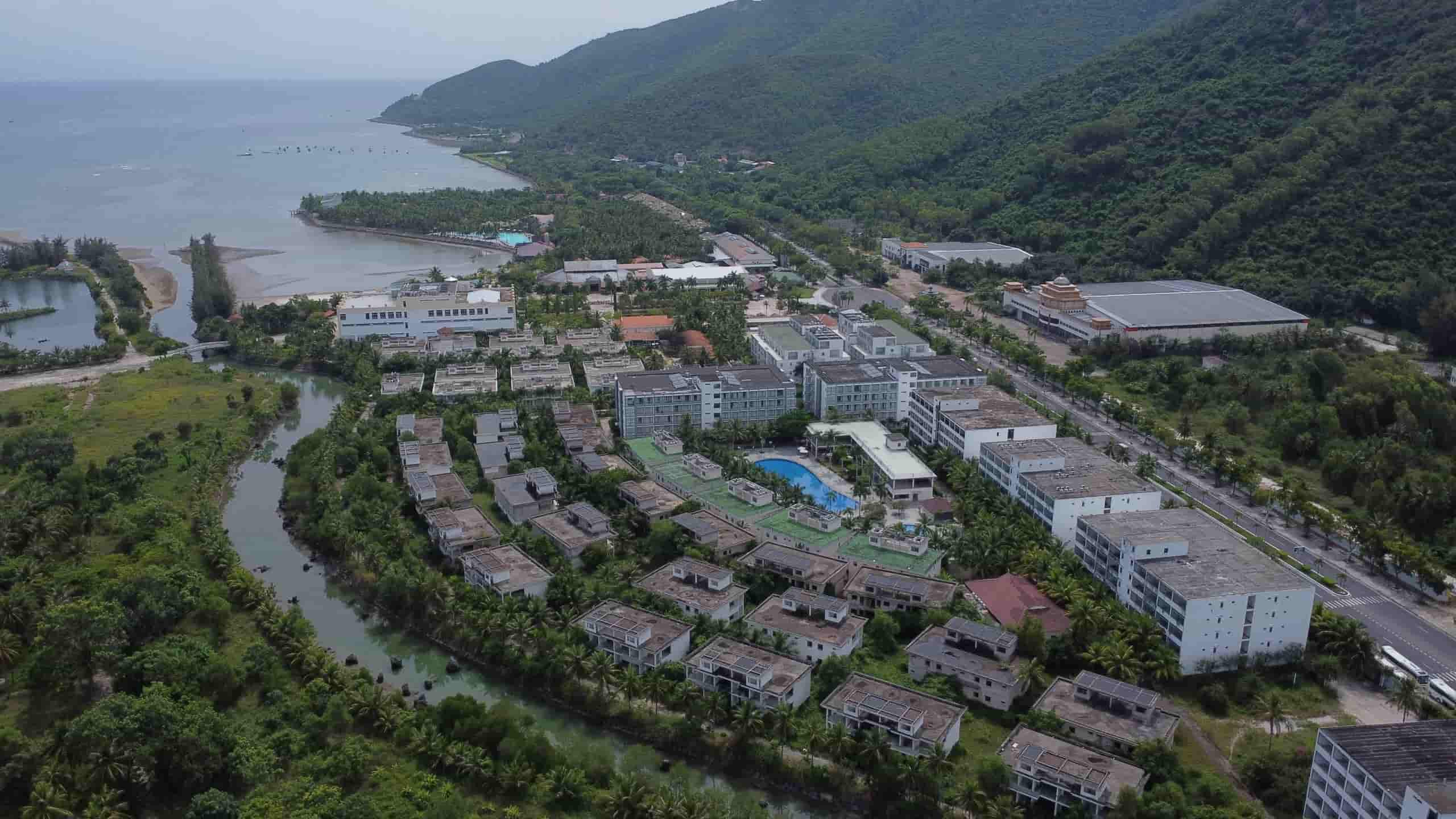 About 1,567 redundant Khanh Hoa cadres and civil servants need to be arranged and streamlined in the next 4 years. Photo: Huu Long