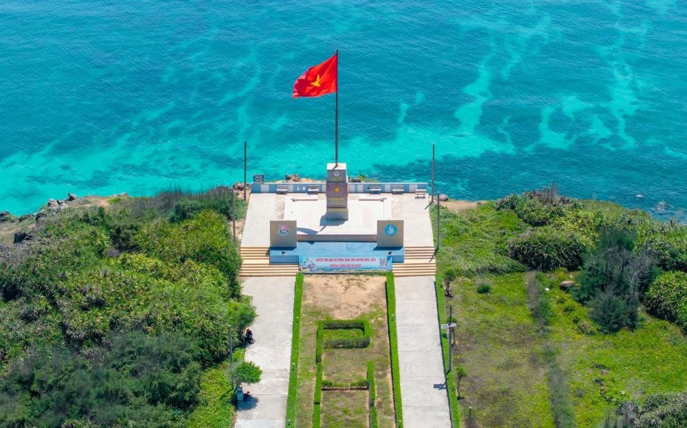 Phu Quy la huyen dao cua tinh Binh Thuan, cach dat lien khoang 110 km. Cot co chu quyen To quoc tren dao tro thanh diem den yeu thich cua du khach, dac biet trong ngay 30.4 ki niem 50 nam Ngay Giai phong mien Nam, thong nhat dat nuoc. Anh: Huu Hieu
