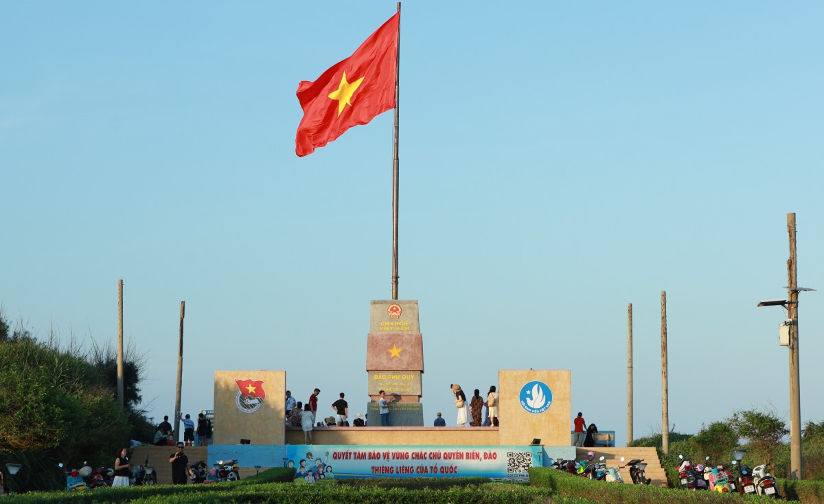 Tu sang som, nguoi dan, du khach da den chup anh cung cot co nhu mot niem tu hao va y nghia trong ngay dac biet nay. Anh: Duy Tuan 