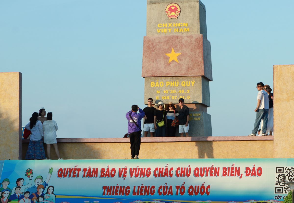 Luong nguoi den cot co chu quyen rat dong, tung top phai xep hang de cho den luot vao vi tri chup anh. Anh: Duy Tuan