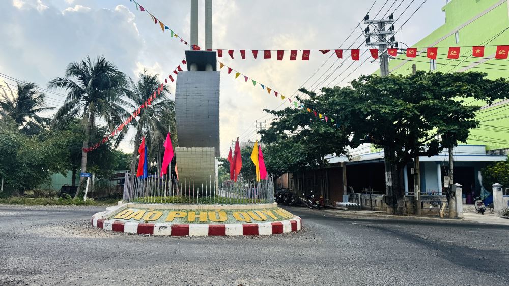 Nhung ngay nay, dao Phu Quy ruc ro sac co tu ben cang den cac ke bien. Day la hon dao co dien tich tu nhien khoang 18 km2 voi 3 xa, dan so khoang 30.000 nguoi. Anh: Duy Tuan