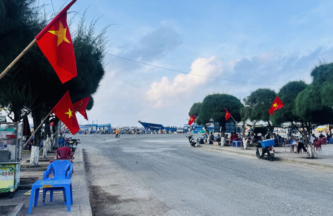 Ngay tai cang Phu Quy, du khach vua xuong tau cao toc se thay 2 hang co tung tren duong di vao dao. Anh: Duy Tuan