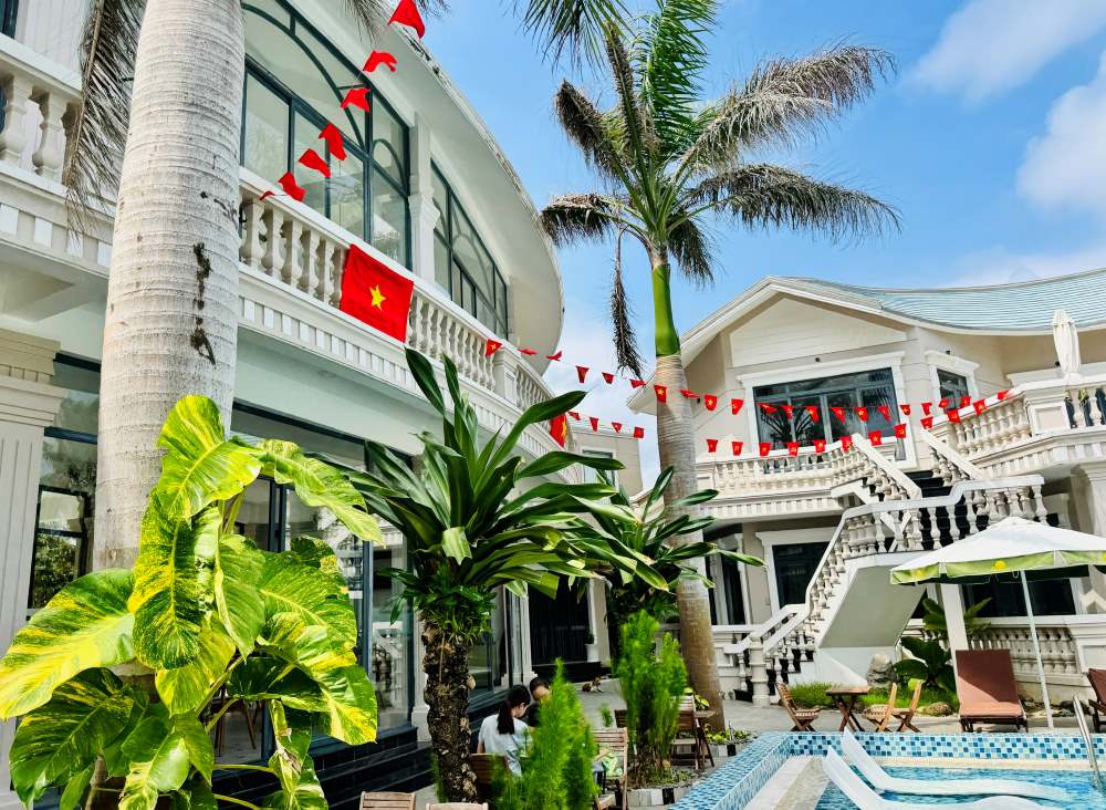 Khong chi ngoai duong ma cac co so luu tru, nha dan deu duoc trang hoang co to quoc ruc ro. Hien nay, he thong co so luu tru o dao voi gan 170 khach san, nha nghi, homestay, resort, dap ung du nhu cau luu tru cua du khach. Anh: Duy Tuan