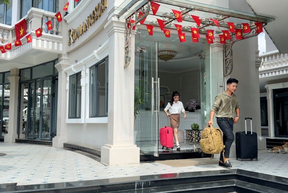 Anh Ngo Minh Pho - Chi hoi truong Chi hoi Du lich huyen Phu Quy quy chia se, nhung ngay truoc le 30.4, nhieu resort, khach san tai huyen dao da chu trong trang tri co hoa ruc ro. Dong thoi, cac co so luu tru con tang cuong nhan su buong phong, le tan de dam bao phuc vu khach tot nhat. Anh: Duy Tuan