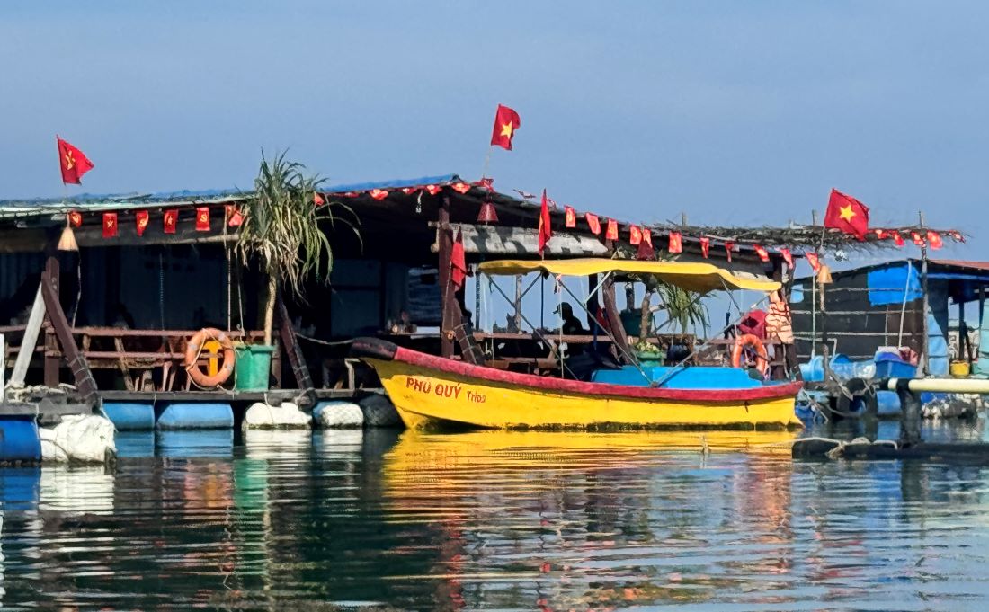 Cac be noi tai Bai Can cung duoc trang tri co day, tao nhung khoi noi voi mau co ruc ro tren mat bien. Anh: Duy Tuan