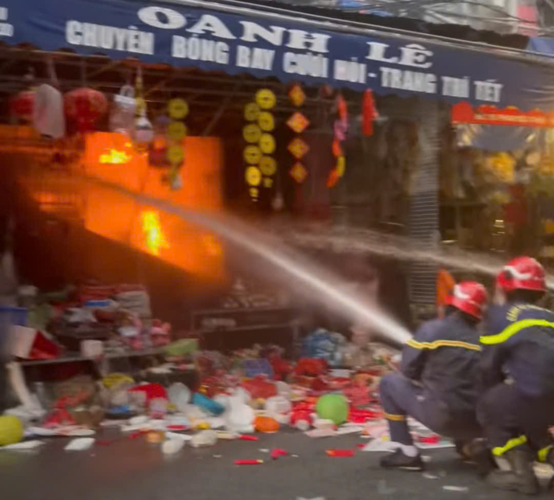 The talented langur is depicting the image of a langur burning a house in public house at 113 Phan Boi Chau, Hai Phong. Photo: Binh An