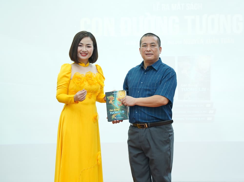 El escritor Nguyen Xuan Tuan presenta el libro "El camino del futuro". Foto de la persona entrevistada