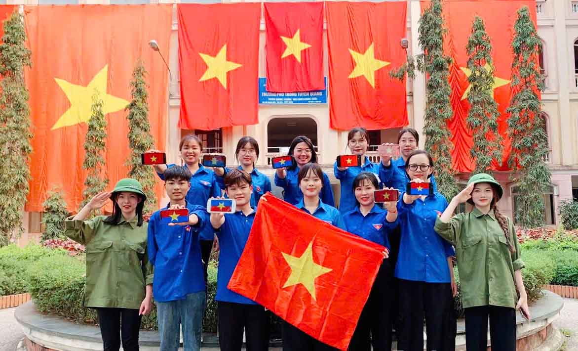 Cac ban tre tren que huong cach mang Tuyen Quang the hien tinh yeu nuoc, hoa chung khong khi 50 nam thong nhat dat nuoc. Anh: Nhom PV.