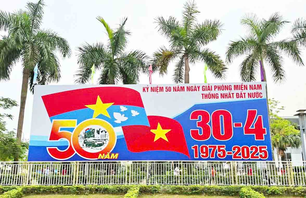 Co hoa, bieu ngu ky niem 50 nam ngay Giai phong mien Nam thong nhat dat nuoc tren khap duong pho Tuyen Quang. Anh: Nhom PV.