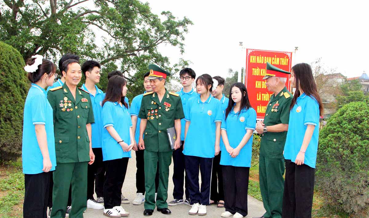 Nhung cuu chien binh tai Tuyen Quang truyen tiep tinh than yeu nuoc, truyen thong cach mang cho the he tre. Anh: Nhom PV.