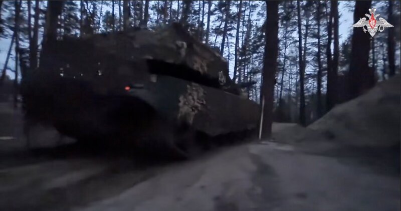 Los tanques rusos avanzan por la noche. Imagen: cortada de un video del Ministerio de Defensa ruso