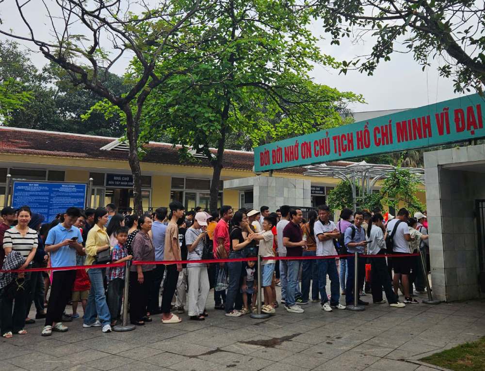 People waiting to visit Uncle Ho's Mausoleum on the morning of April 30. Photo: Quynh Chi