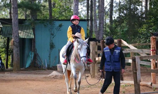 Du khách cưới ngựa vui chơi tại Măng Đen. Ảnh: Tuấn Anh