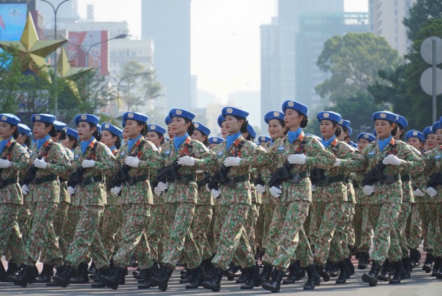 La gente ve el desfile, el desfile en la fiesta 30.4. Imagen de la ciudad