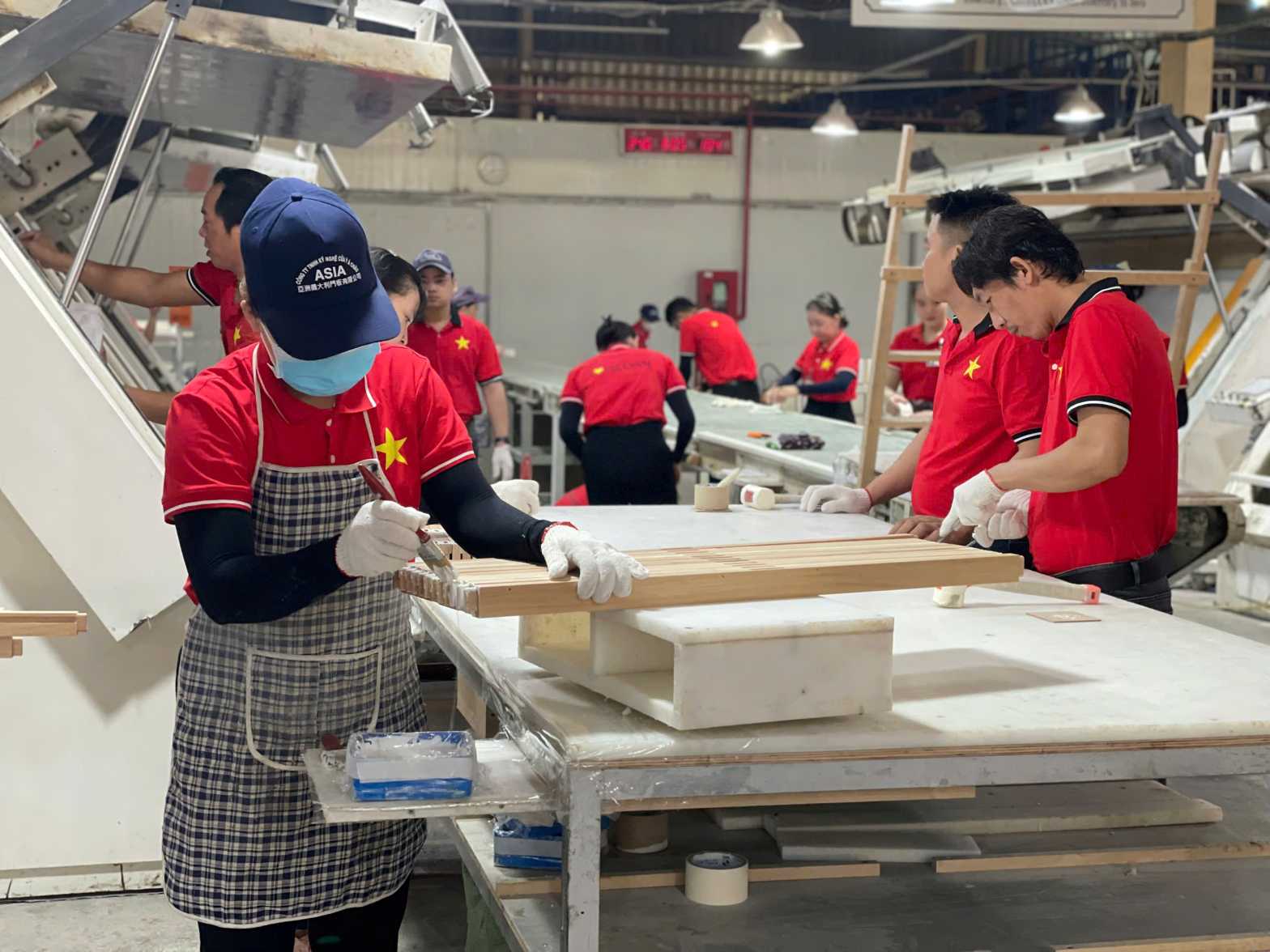 La mayoria de los trabajadores del Pacifico tienen dos dias de vacaciones. Solo hay 54 empresas organizadas de produccion con unos 12.000 trabajadores. Imagen: El peso