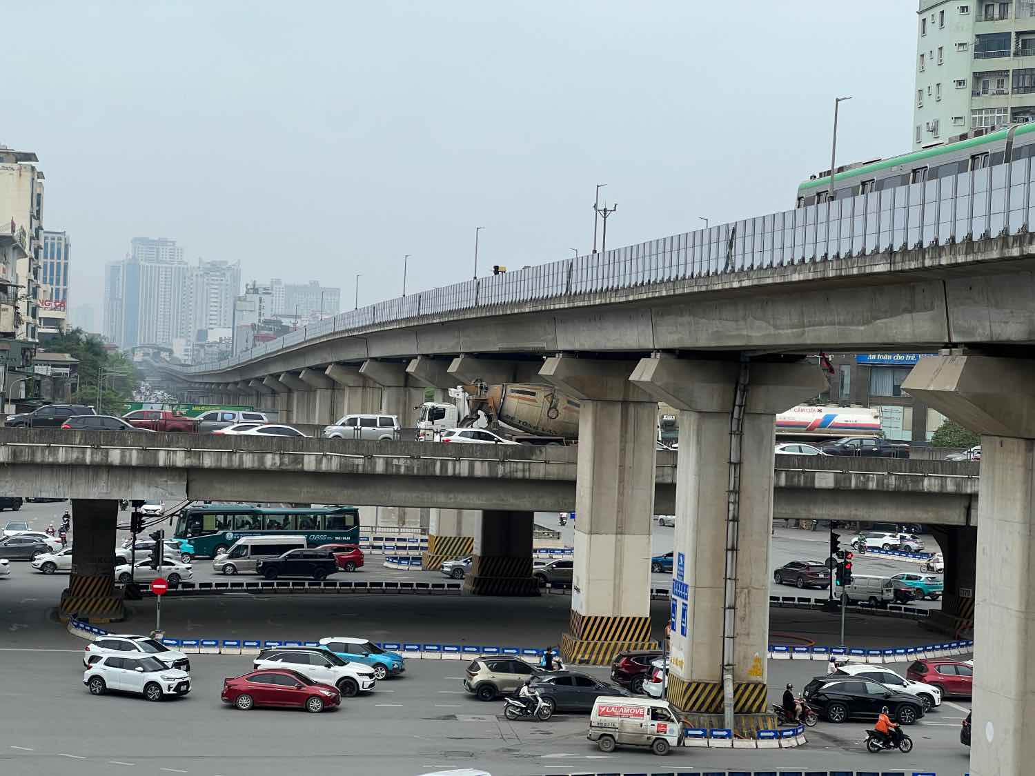 Trong buoi sang dau tien cua ky nghi Le Chien thang 30.4 va Quoc te Lao dong 1.5, dong dao nguoi dan Ha Noi tranh thu ve que, di du lich som.