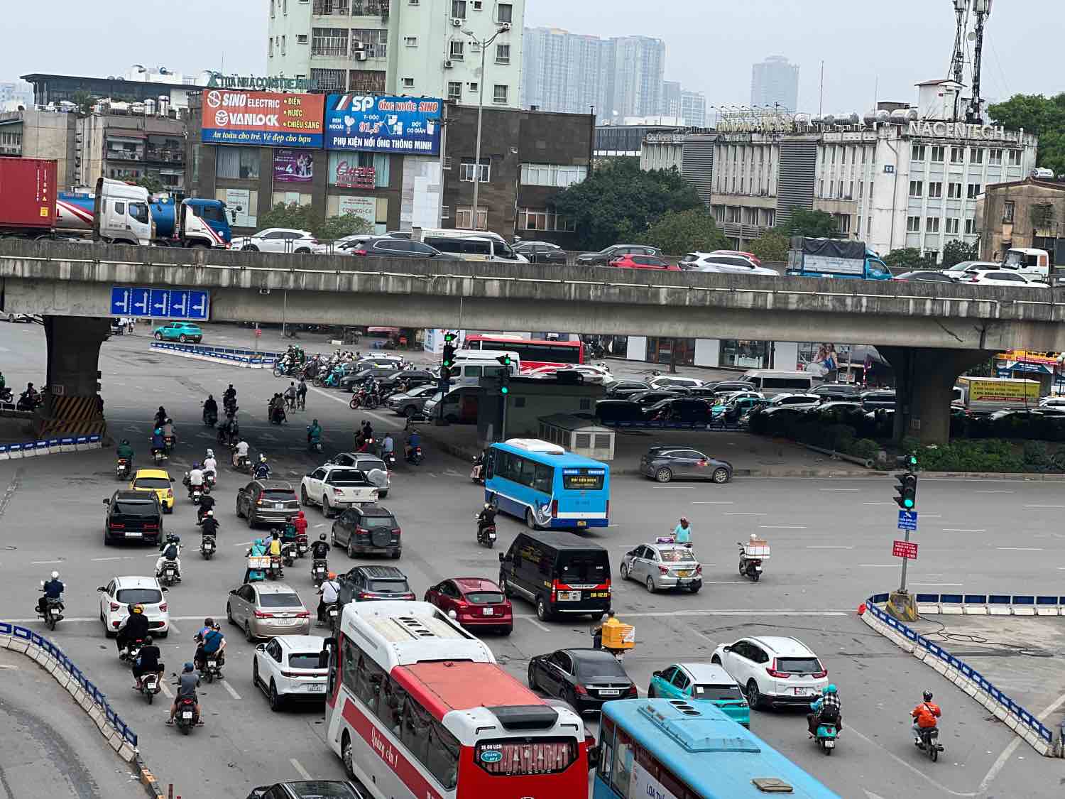 Tuyen Pham Hung huong ra cua ngo phia Nam xay ra un u nhe khi nguoi dan nuom nuop roi khoi thanh pho. 