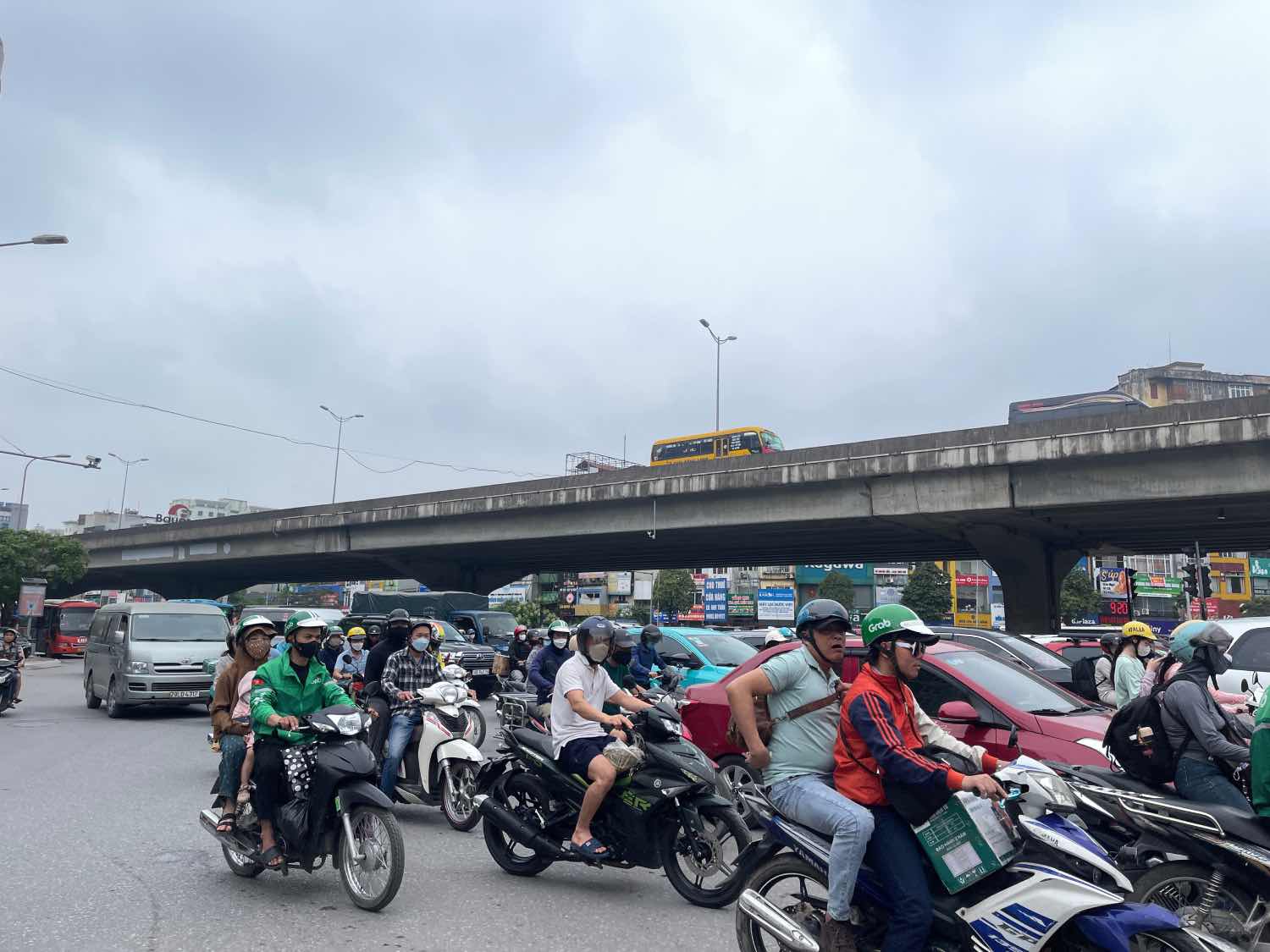 Dip nghi le nam nay keo dai 5 ngay (tu 30.4 den het ngay 4.5) nen luong nguoi do ve que rat dong.